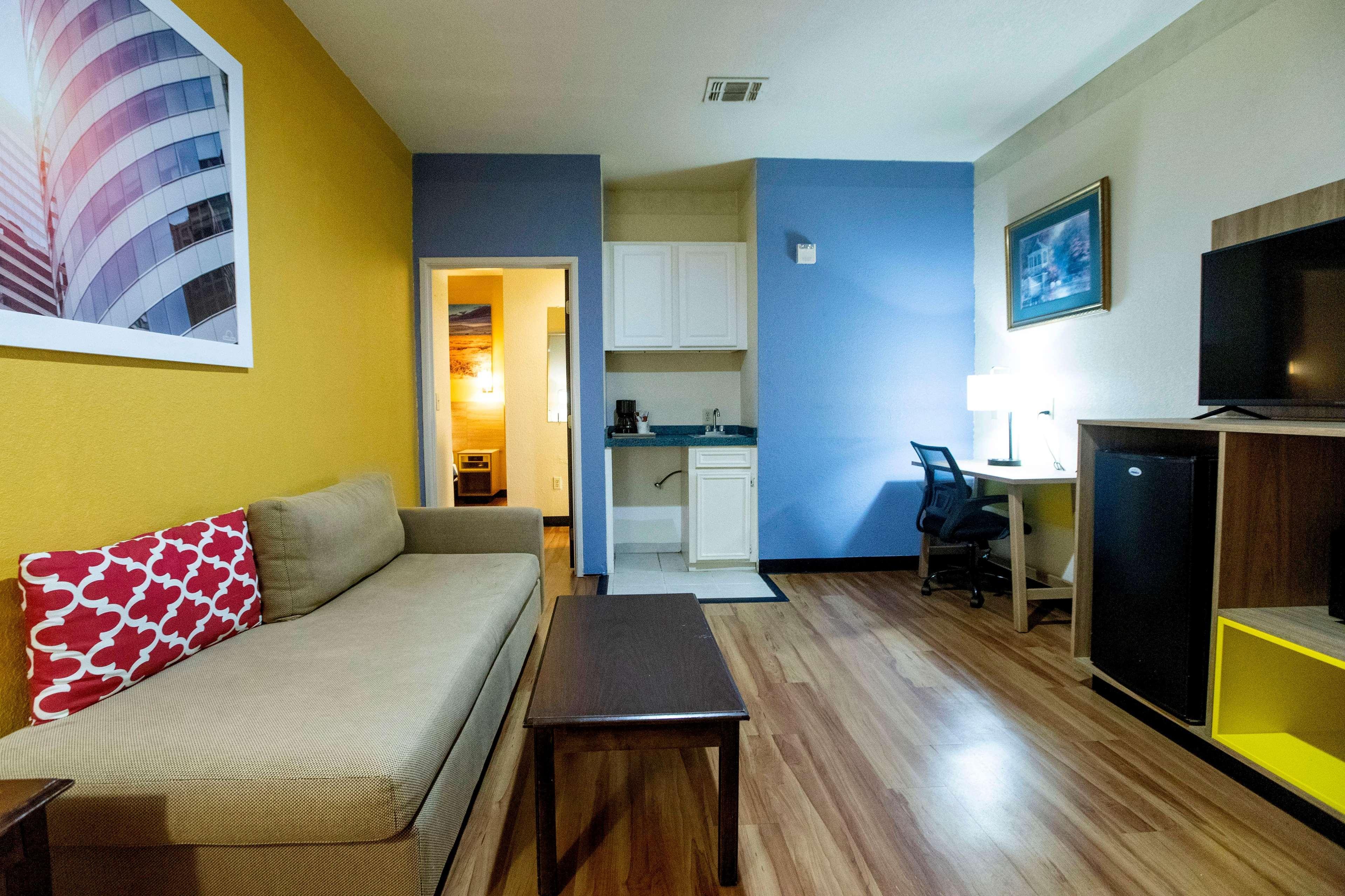 Days Inn & Suites By Wyndham Houston North/Aldine Exterior foto